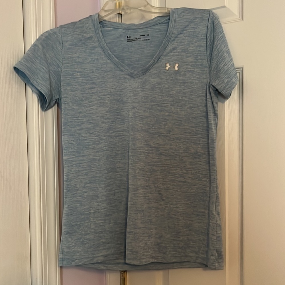Woman’s under armour shirt short sleeve v-neck scoop neck - Size Small